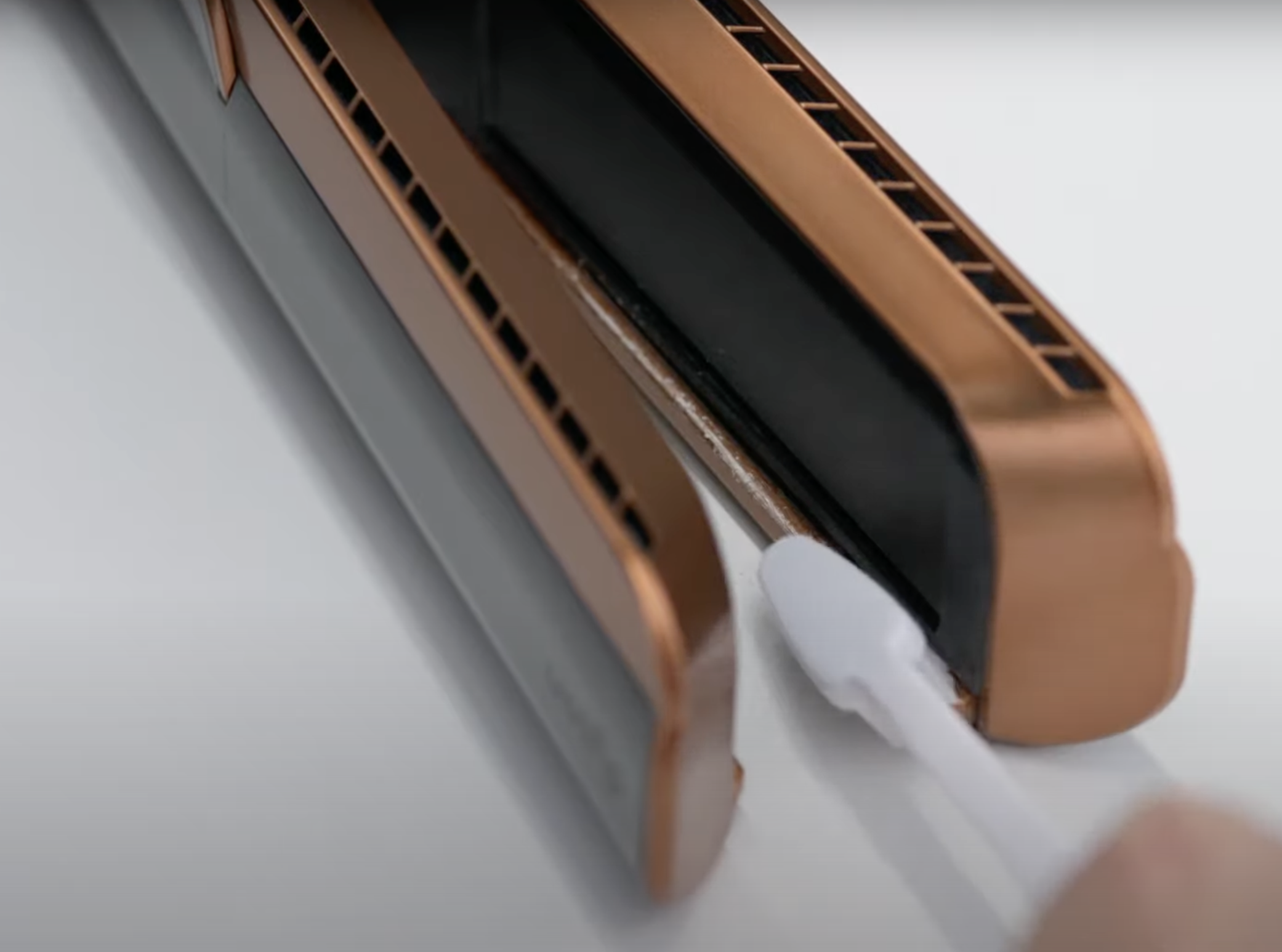 Узнайте, как правильно очистить регулирующие стержни на вашем выпрямителе Dyson Airstrait™ для поддержания его оптимальной производительности.