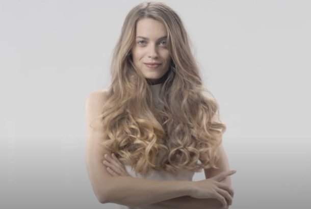 Наши советы по использованию выпрямителя для волос Dyson Corrale™ для создания объемных, упругих, подвижных локонов.