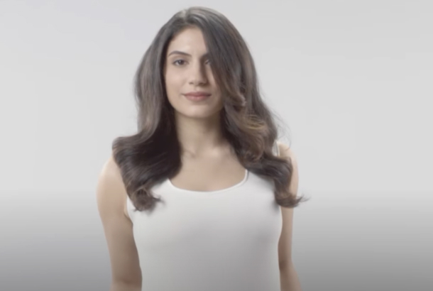 Обучающее руководство: Создание мягких волн с помощью выпрямителя для волос Dyson Corrale™