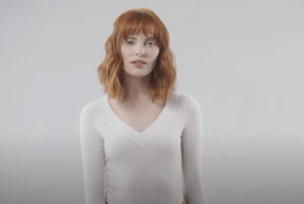 При помощи выпрямителя Dyson Corrale™ можно создать множество разных укладок. От прямых волос до волнистых: посмотрите как можно быстро и легко создать плоские пляжные локоны.