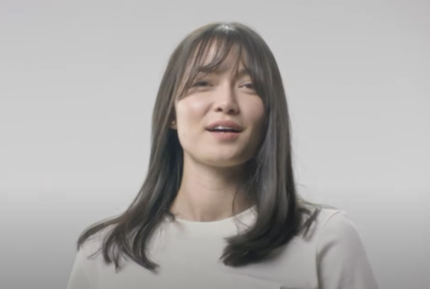 Создайте гладкую укладку с легкими изгибами и волнами на кончиках волос с помощью выпрямителя для волос Dyson Corrale™.