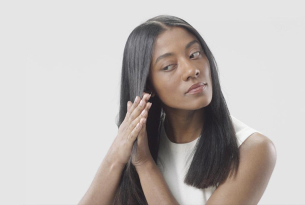 Как выпрямлять разные типы волос с помощью выпрямителя для волос Dyson Corrale™