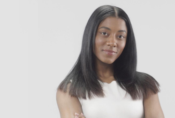 Как выпрямить и разгладить вьющиеся волосы с помощью выпрямителя для волос Dyson Corrale™